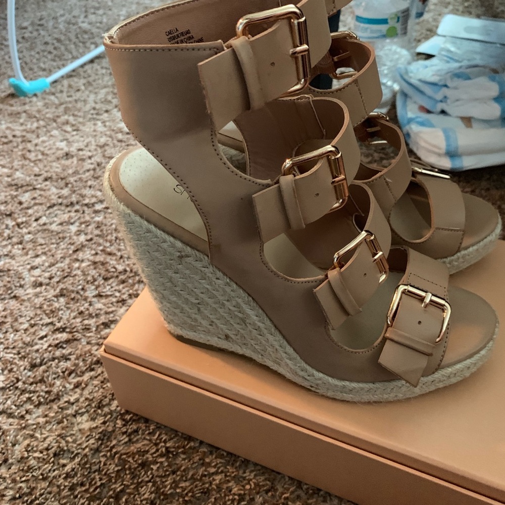 Shoe dazzle wedges 5 inch heels size 9